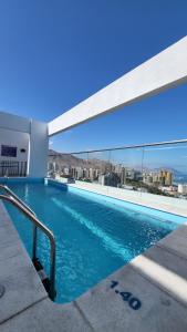 een zwembad met uitzicht op de stad bij Departamento en Antofagasta 1D y 1B Full in Antofagasta
