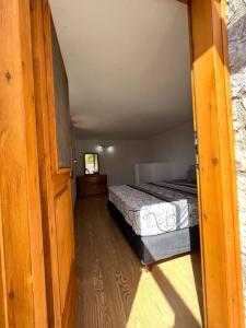 una camera con un letto in una piccola stanza di Beach Villa Lipsi Island Getaway a Lisso (Lipsoi)