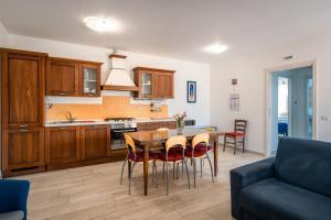 波騰札皮切納的住宿－Casa Vittoria，厨房以及带桌椅的用餐室。