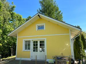 Una casa amarilla con una ventana en el costado. en Villa Tourula en Jyväskylä
