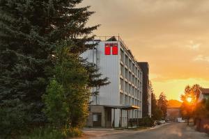 un edificio con plazas rojas a un lado. en HOTEL DOUBLE RED CARS Museum en Brezno