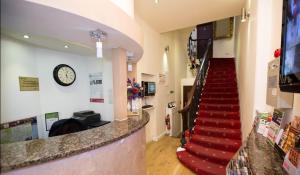 TV a/nebo společenská místnost v ubytování Notting Hill Gate Hotel