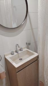 een badkamer met een wastafel en een spiegel bij Tierra Clara Chacras in Ciudad Lujan de Cuyo