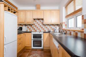 Kuchyň nebo kuchyňský kout v ubytování Kilkee Townhouse by Trident Holiday Homes