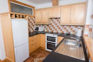 Kuchyň nebo kuchyňský kout v ubytování Kilkee Townhouse by Trident Holiday Homes