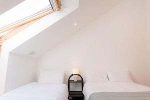 Postel nebo postele na pokoji v ubytování Kilkee Townhouse by Trident Holiday Homes