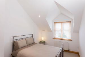 Postel nebo postele na pokoji v ubytování Kilkee Townhouse by Trident Holiday Homes