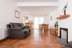 Posezení v ubytování Kilkee Townhouse by Trident Holiday Homes