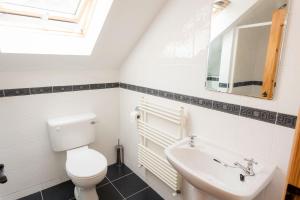 Koupelna v ubytování Kilkee Townhouse by Trident Holiday Homes