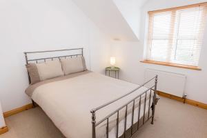 Postel nebo postele na pokoji v ubytování Kilkee Townhouse by Trident Holiday Homes