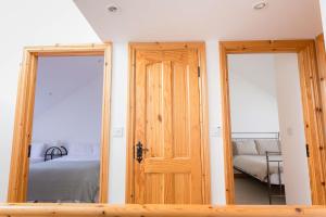 Postel nebo postele na pokoji v ubytování Kilkee Townhouse by Trident Holiday Homes