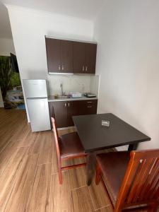 Η κουζίνα ή μικρή κουζίνα στο Villa Edmond +17 φωτογραφίες