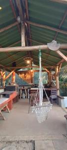 - un hamac suspendu au plafond d'une tente dans l'établissement Vila do Mago, à Itamonte