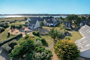 une vue aérienne d'une maison avec une cour dans l'établissement Grand duplex bord de plage avec Terrasse par Groom, à Guidel