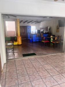 espejo que refleja una sala de estar y un comedor en Casa Villas del Pacifico Puerto San José, en Puerto San José
