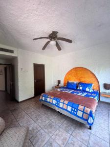 a bedroom with a bed and a ceiling fan at Casa Villas del Pacifico Puerto San José in San José de Guatemala