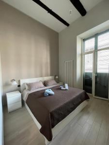 Un dormitorio con una cama grande y una ventana en Cosy Domy Apartments en Nápoles