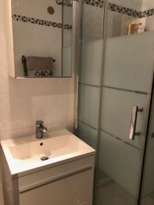 Kúpeľňa v ubytovaní Appartement Sainte-Maxime + 7 fotografií