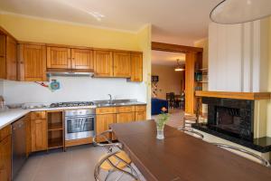 波騰札皮切納的住宿－Casa Vittoria，厨房配有木制橱柜和木桌。