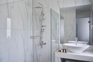 A bathroom at The Thermia Suites Még 37 kép