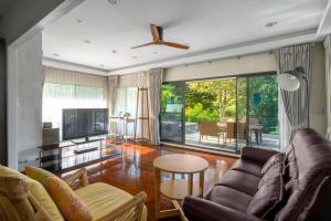 sala de estar con sofá y TV en Villa Family R7 The Height Khaoyai 1BR byน้องมังคุด, en Ban Huai Sok Noi