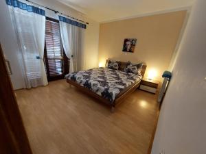 ein Schlafzimmer mit einem Bett und einem großen Fenster in der Unterkunft Haus Milan AP 1 in Fažana