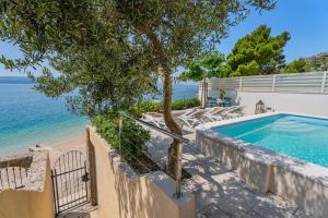 Bazén v ubytování "Villa Del Mar" Beach Villa nebo v jeho okolí