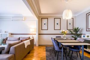 sala de estar con sofá y mesa en Spacious flat 5 min to Citys Nisantasi in Sisli, en Estambul