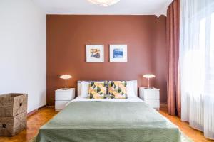 1 dormitorio con 1 cama grande y 2 lámparas en Spacious flat 5 min to Citys Nisantasi in Sisli, en Estambul