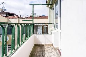 un balcón con una barandilla verde junto a un edificio en Spacious flat 5 min to Citys Nisantasi in Sisli, en Estambul
