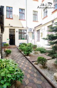 a stone walkway in front of a building at J&J Apartments Łazienna 30 Apartament 10-5 in Toruń