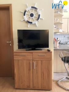 TV a/nebo společenská místnost v ubytování Haus Strandburg Ferienwohnung "Möwenblick"