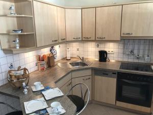 Kuchyň nebo kuchyňský kout v ubytování Haus Strandburg Ferienwohnung "Möwenblick"