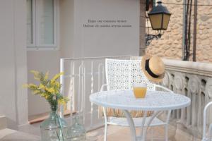une table avec un chapeau de paille assise sur un balcon dans l'établissement Son Melt Esporles, à Esporlas