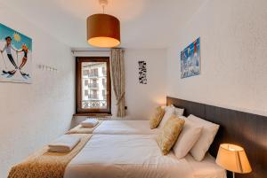 シャモニー・モンブランにあるAPARTMENT COSMIQUES - Alpes Travel - Central Chamonix - Sleeps 4のベッドルーム1室(大型ベッド1台付)