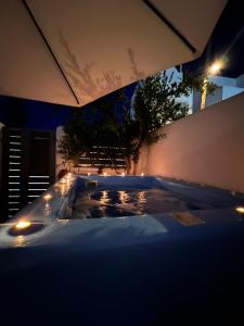 Зображення з фотогалереї помешкання The Muses of Santorini Private Jacuzzi Suites у місті Vóthon