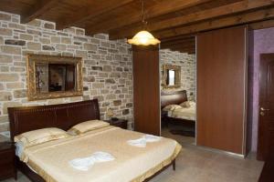 Postel nebo postele na pokoji v ubytování Villas Alexandros Petrino