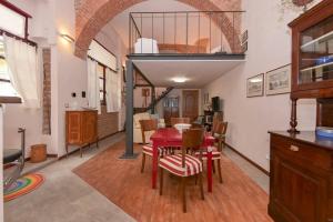 ein Esszimmer mit einem roten Tisch und Stühlen in der Unterkunft Loft Principe Tommaso - San Salvario. in Turin