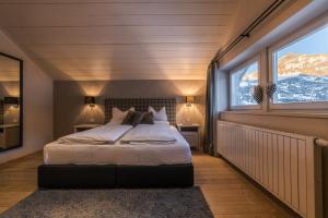 ein Schlafzimmer mit einem Bett und einem großen Fenster in der Unterkunft Picenin 61 Lodging in Stern