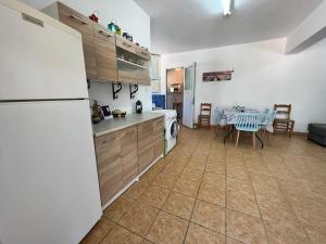 una cucina con frigorifero bianco e tavolo di Beach House LIPSI Island (Katsadia Beach) a Lisso (Lipsoi)