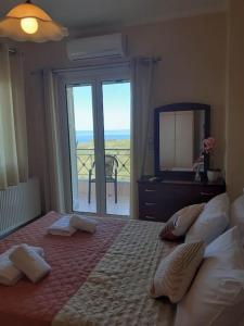 Кровать или кровати в номере SIMOS' sea view house