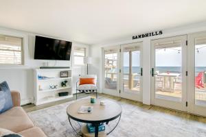 una sala de estar con un sofá y una mesa en Beachfront Scituate Home with Beautiful Ocean View, en Scituate