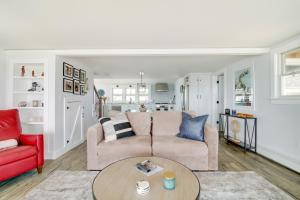 Gambar di galeri bagi Beachfront Scituate Home with Beautiful Ocean View di Scituate