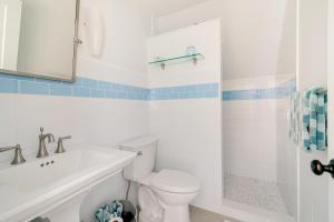 Un baño con inodoro, lavabo y ducha. en Beachfront Scituate Home with Beautiful Ocean View, en Scituate 18 fotos más