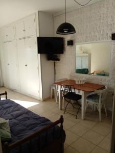 1 dormitorio con mesa de comedor y 1 cama en Calido Monoambiente Zona Shopping Aldrey en Mar del Plata