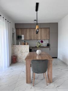una cocina con una mesa de madera con un jarrón. en Villa La Domazet, en Podstrana