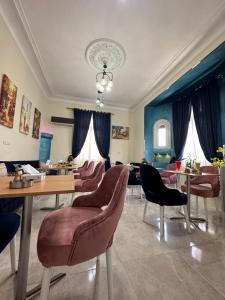 ein großes Zimmer mit Stühlen und Tischen sowie einem Esszimmer in der Unterkunft Victory Of Downtown Hotel in Kairo