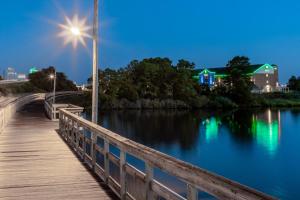 uma ponte sobre um rio com uma luz de rua sobre ele em Holiday Inn Express Annapolis East-Kent Island, an IHG Hotel em Grasonville