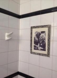 a picture of a couple on a wall in a bathroom at Corazón de Palermo Soho in Buenos Aires