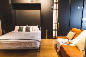 - une chambre avec un lit et un canapé dans l'établissement Suite milano brera, à Milan